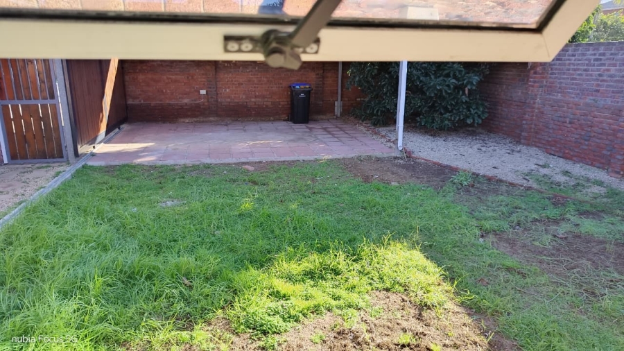 To Let 4 Bedroom Property for Rent in Wavecrest Eastern Cape